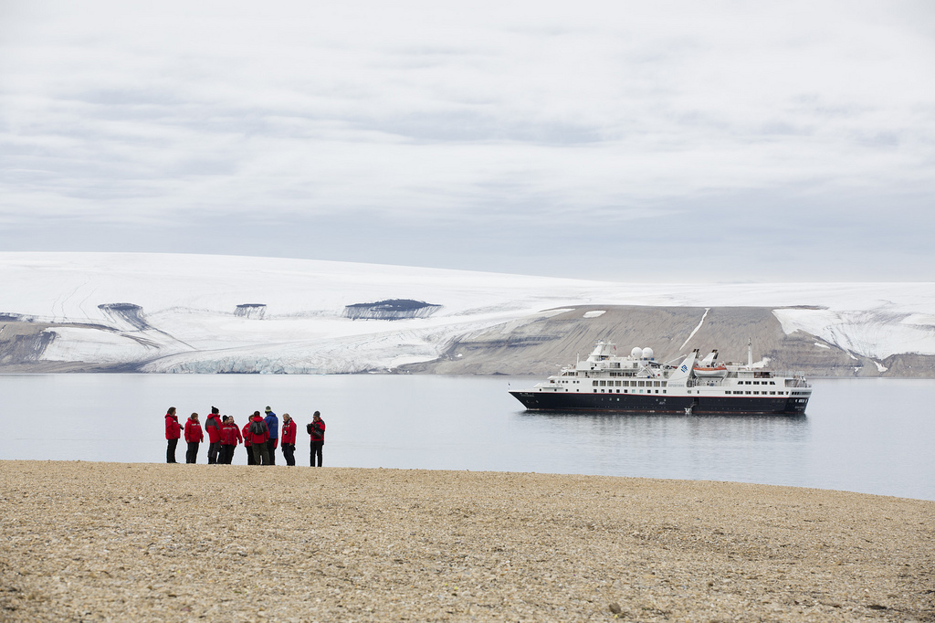 Pasajeros explorando las maravillas naturales de Svalbard, en la región del estrecho de Hinlopenstretet. CRUCEROS EXPLORACION SVALBARD CRUCEROS NORTE EUROPA CRUCEROS SPITSBERGEN CRUCEROS NORUEGA DESCONOCIDA HINLOPENSTRETET SILVER EXPLORER SILVERSEA EXPEDITION